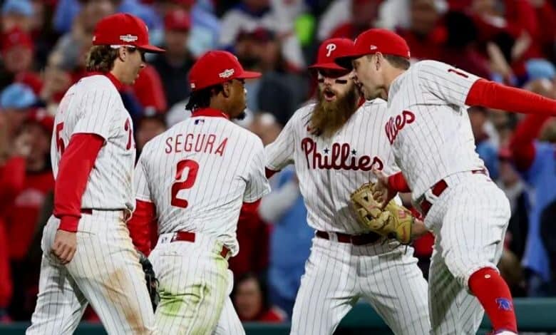 Phillies charge 7 homers for a 2-1 lead against the Astros